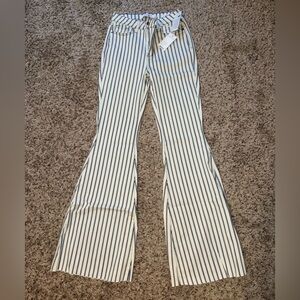 Brand new flare Judy Blue pants from the Buckle. Never worn, size 5 (27).